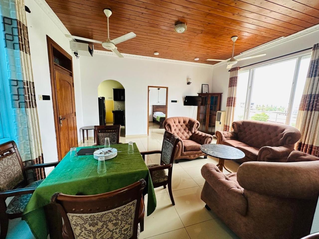 Green Tree Apartments Дехивала-Маунт-Лавиния Экстерьер фото